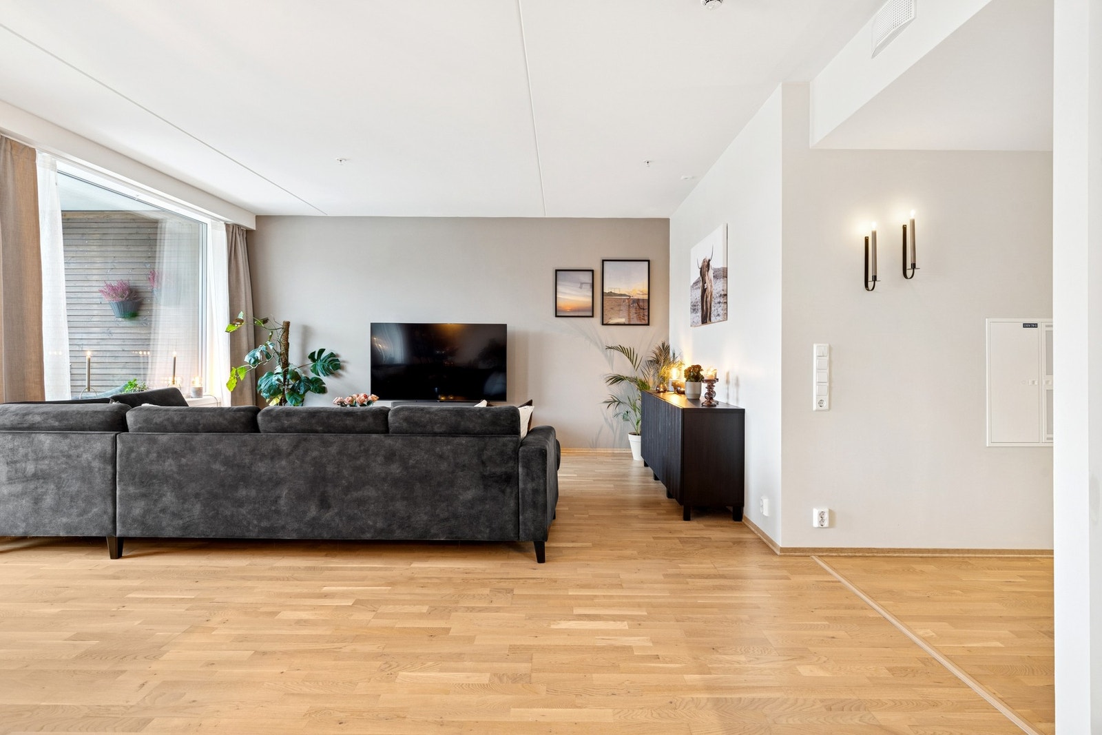 Leiligheten er malt i moderne farger, som gjør det enkelt å innrede etter eget ønske. Galleribilde