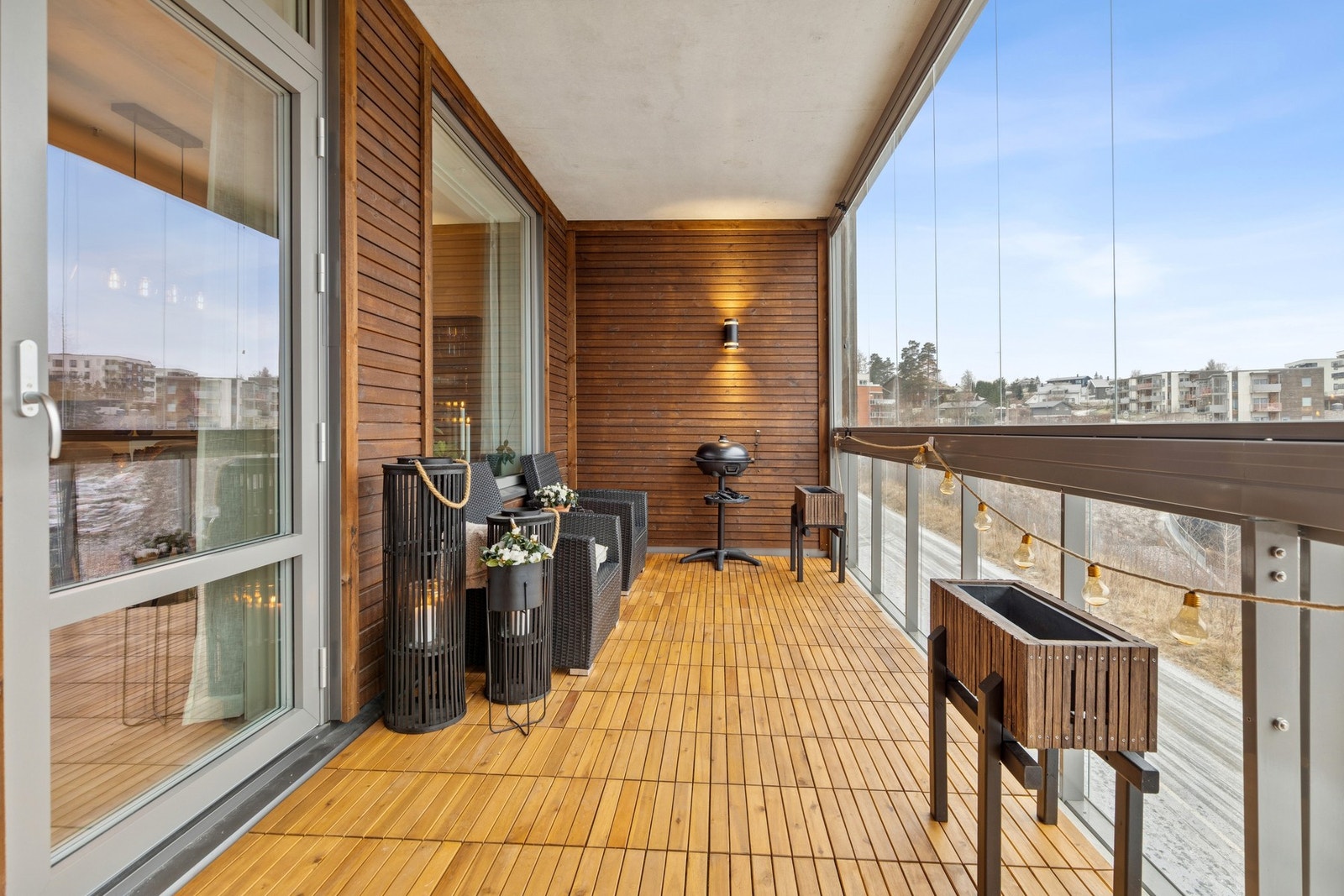 Fra stuen er det utgang til en herlig innglasset balkong! Galleribilde