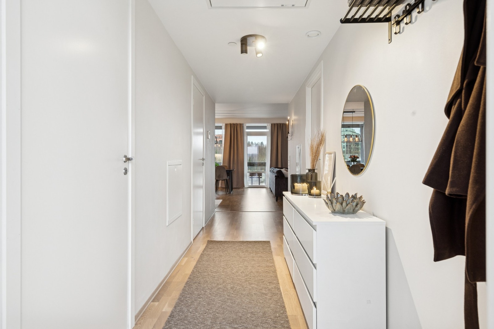 Entréen er lys og romslig, med plass til kommode eller annen praktisk oppbevaring. Galleribilde