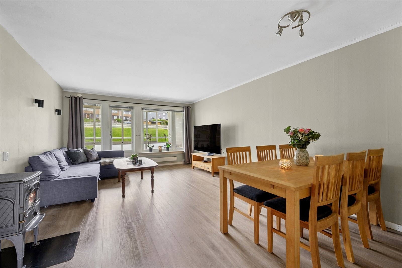 Stuen har god plass til ulike soner som sofagruppe og spiseplass. Galleribilde