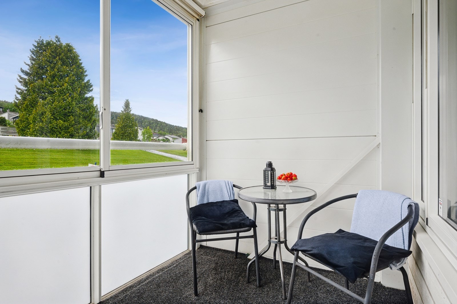 Koselig uteplass med utsyn mot felles grøntarealer. Galleribilde