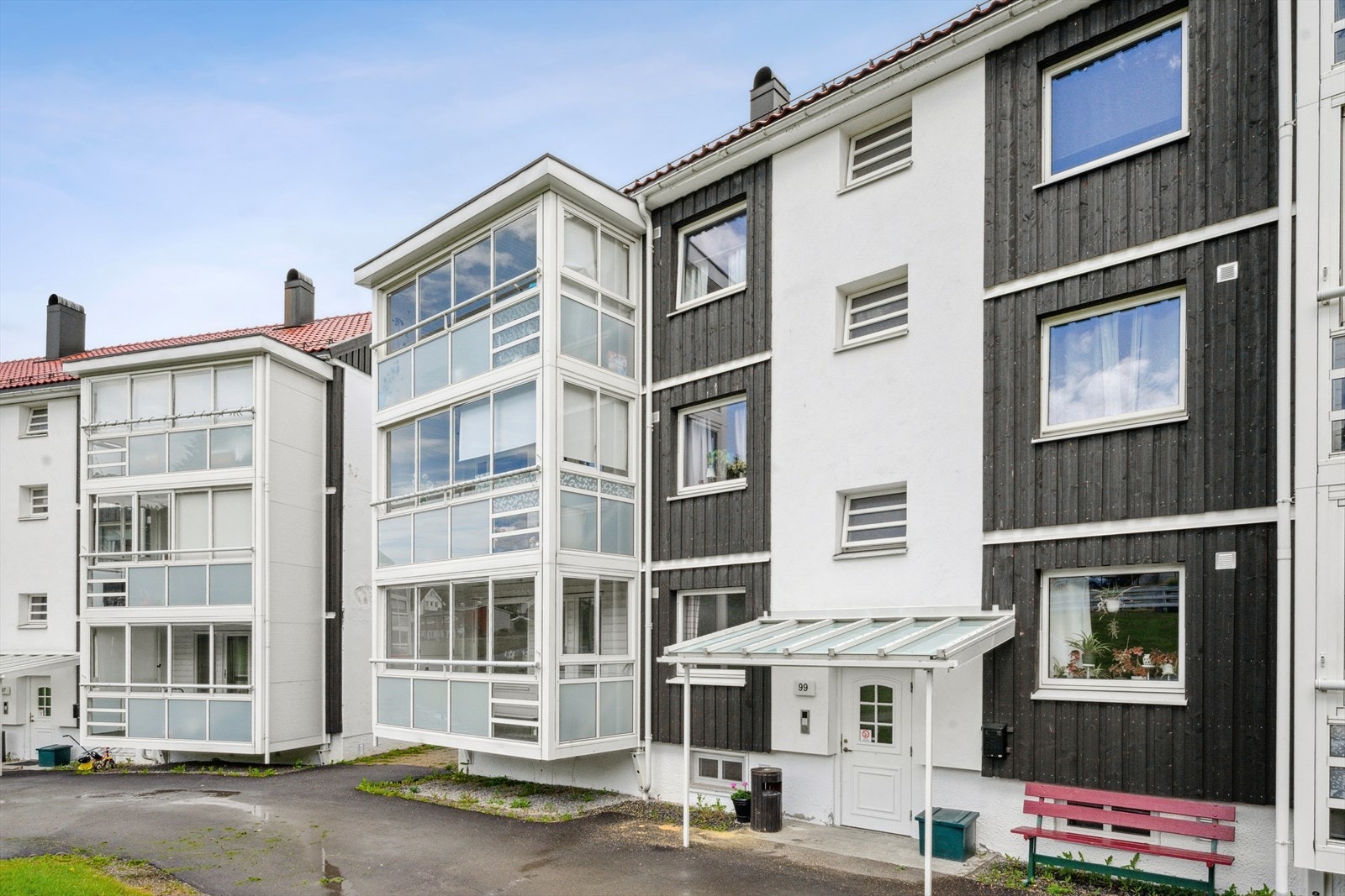 Leiligheten har en flott beliggenhet, med kort vei til barne- og ungdomsskole, nærbutikk og god offentlig kommunikasjon. Galleribilde