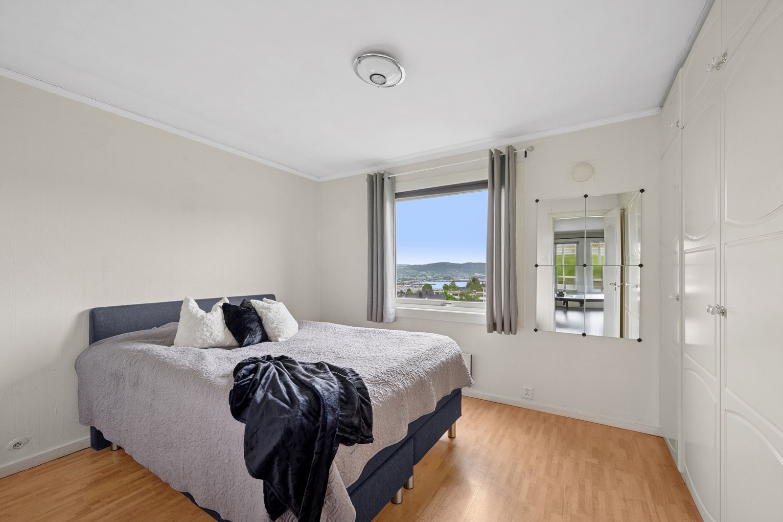 Soverom 1 med god plass til dobbeltseng og garderobe. Galleribilde