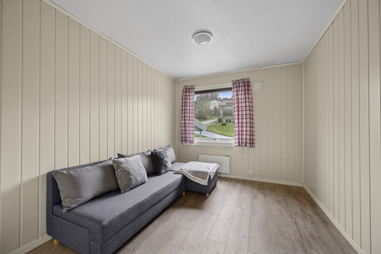 Soverom 2 av god størrelse til seng og garderobe. Galleribilde