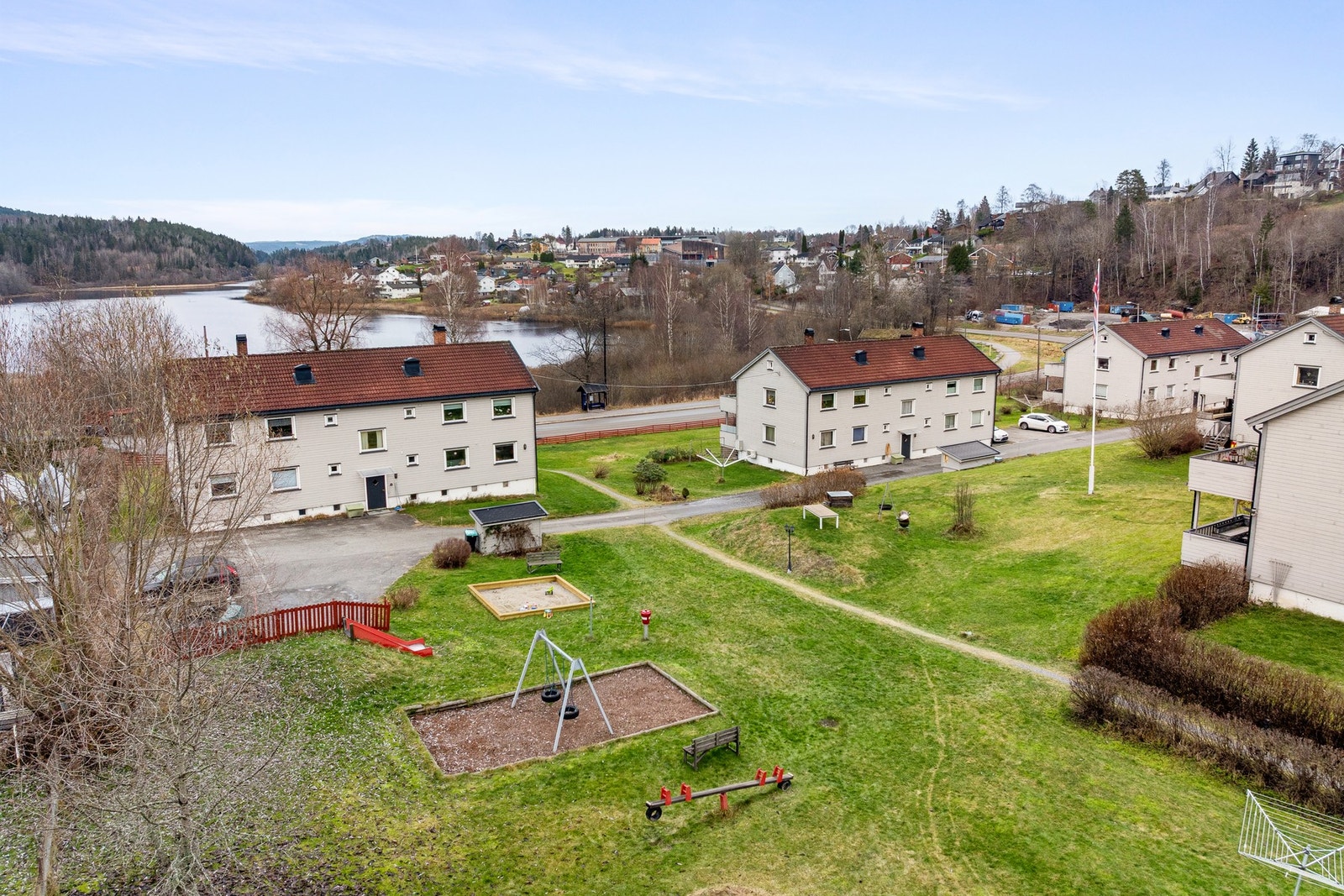 Her kan du nyte grønne omgivelser, trygge nabolag og et sterkt lokalmiljø, samtidig som du har alt du trenger i hverdagen innen kort rekkevidde. Galleribilde