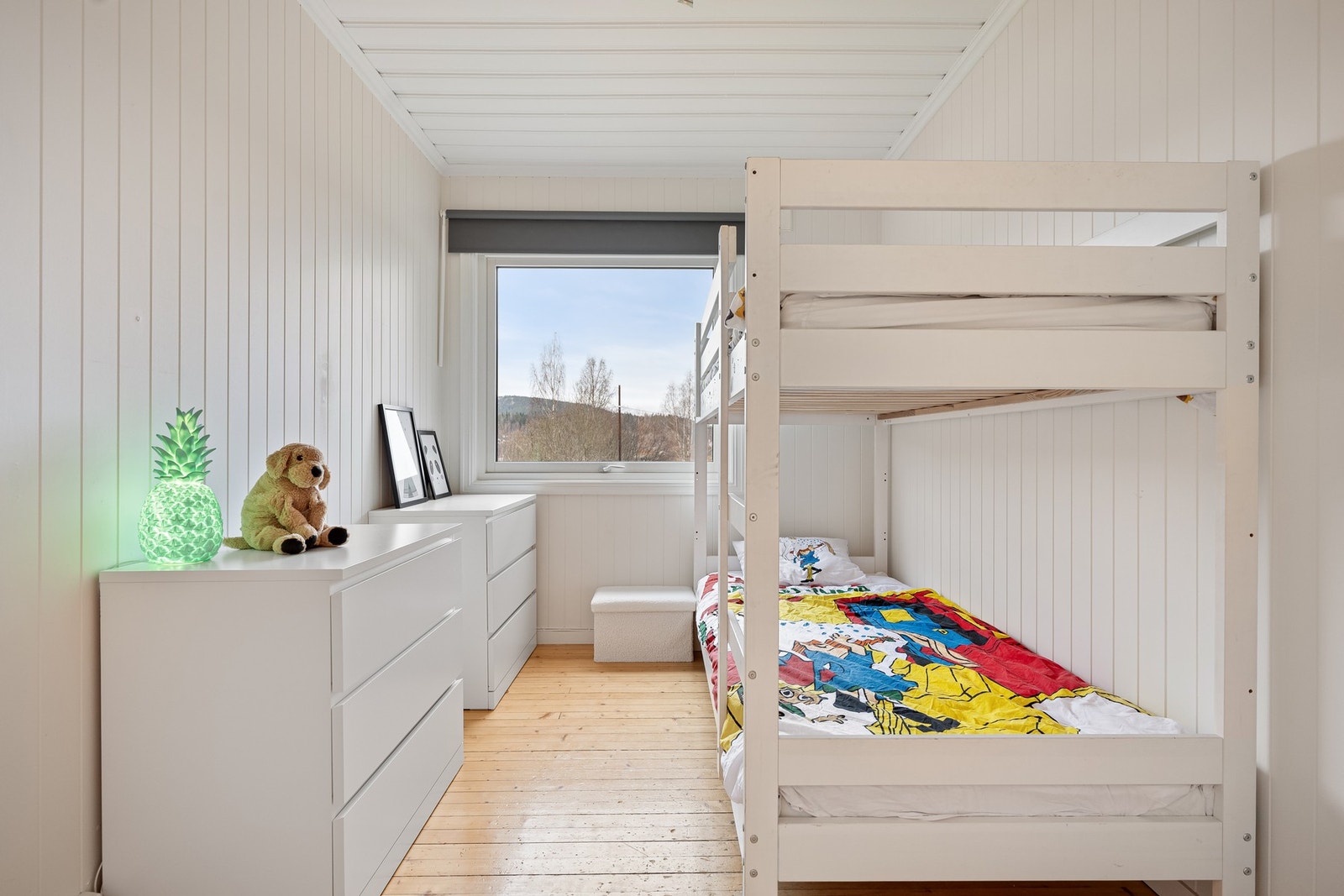 Lyst og innbydende soverom med pene overflater og gode møbleringsmuligheter. Store vinduer gir rikelig med dagslys og en trivelig atmosfære - perfekt som barnerom, kontor eller gjesterom. Galleribilde