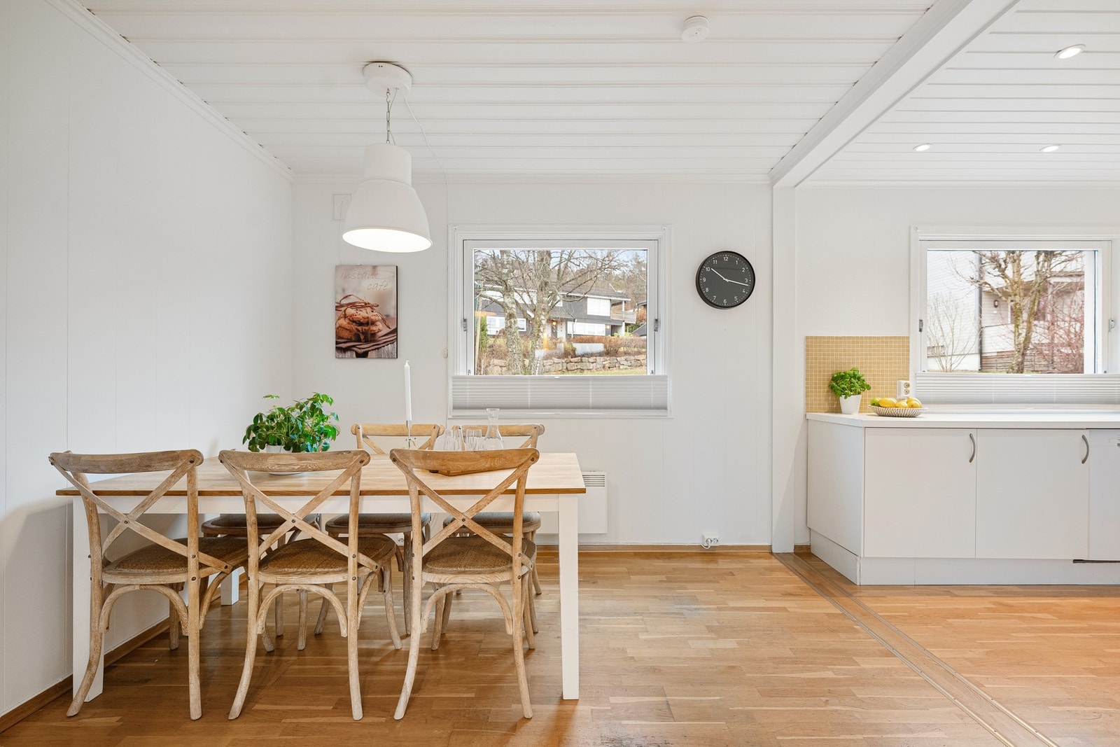 Lys og koselig spiseplass i tilknytning til kjøkkenet - perfekt for både hverdagsmåltider og gjester. Galleribilde