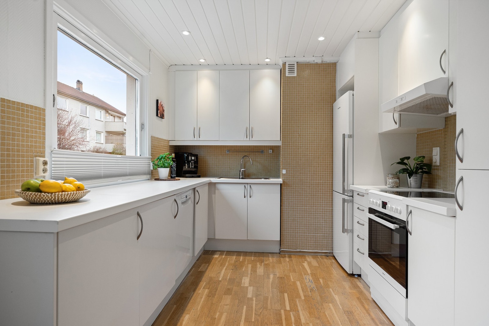 Kjøkkenet fra 1999 har glatte fronter og en praktisk utforming med god benkeplass. Galleribilde