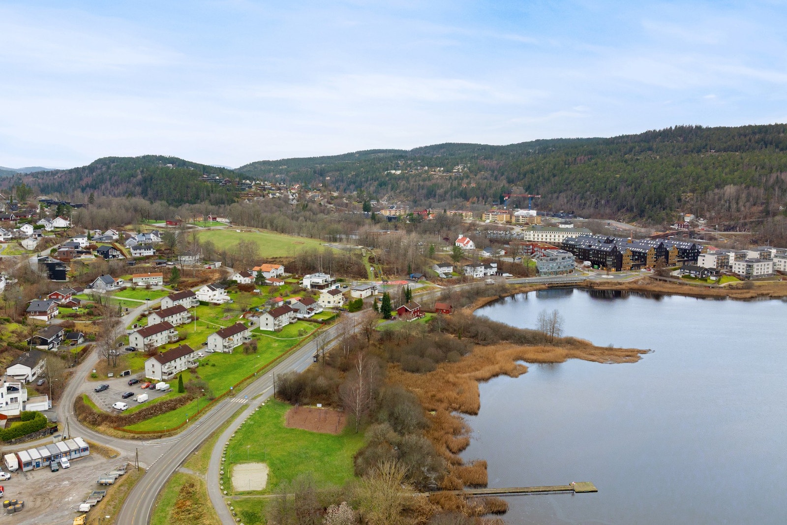 I Heggedal sentrum finner du dagligvarebutikker, apotek, frisør, lege- og tannhelsetjenester, bibliotek, treningssenter og koselige kafeer. Galleribilde