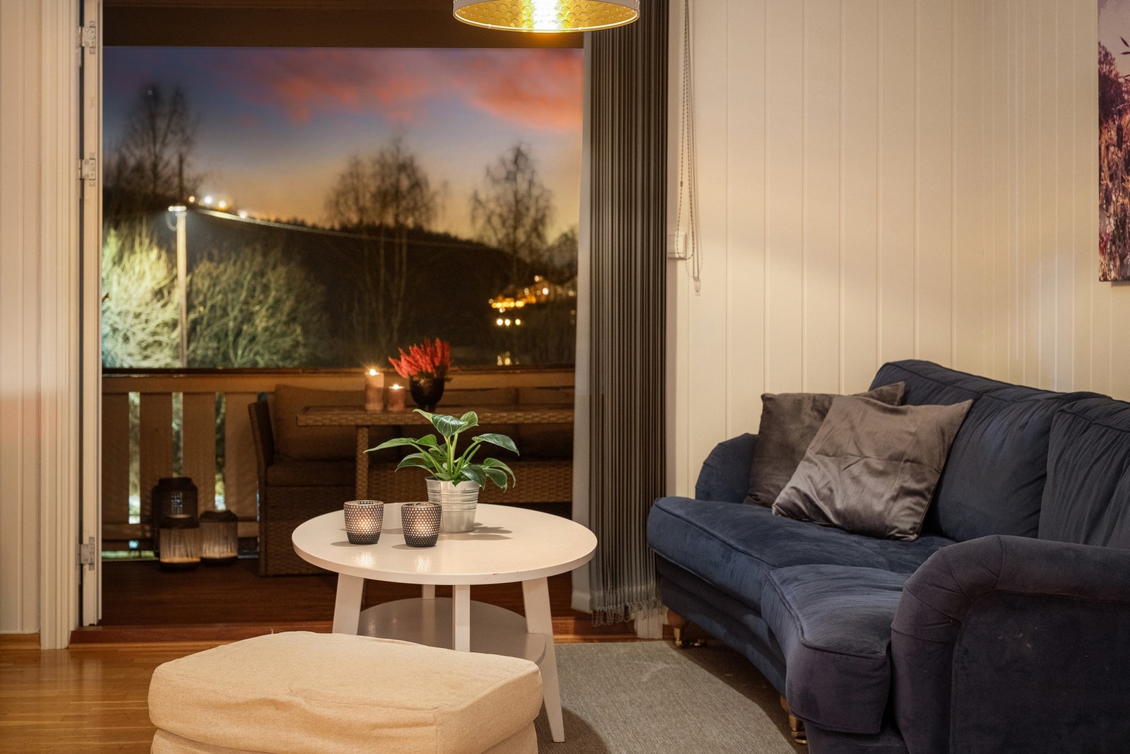 Romslig oppholdsrom med god plass til både sofagruppe og TV-løsning. Galleribilde