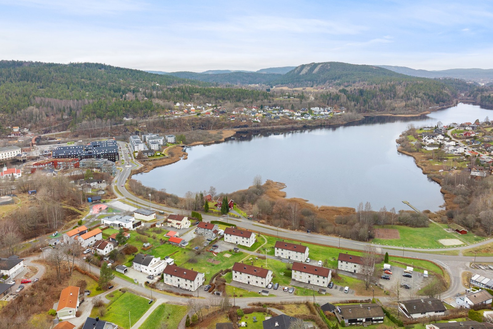 Leiligheten har ideell beliggenhet i et landlig område med "alt" man trenger i gangavstand. Galleribilde