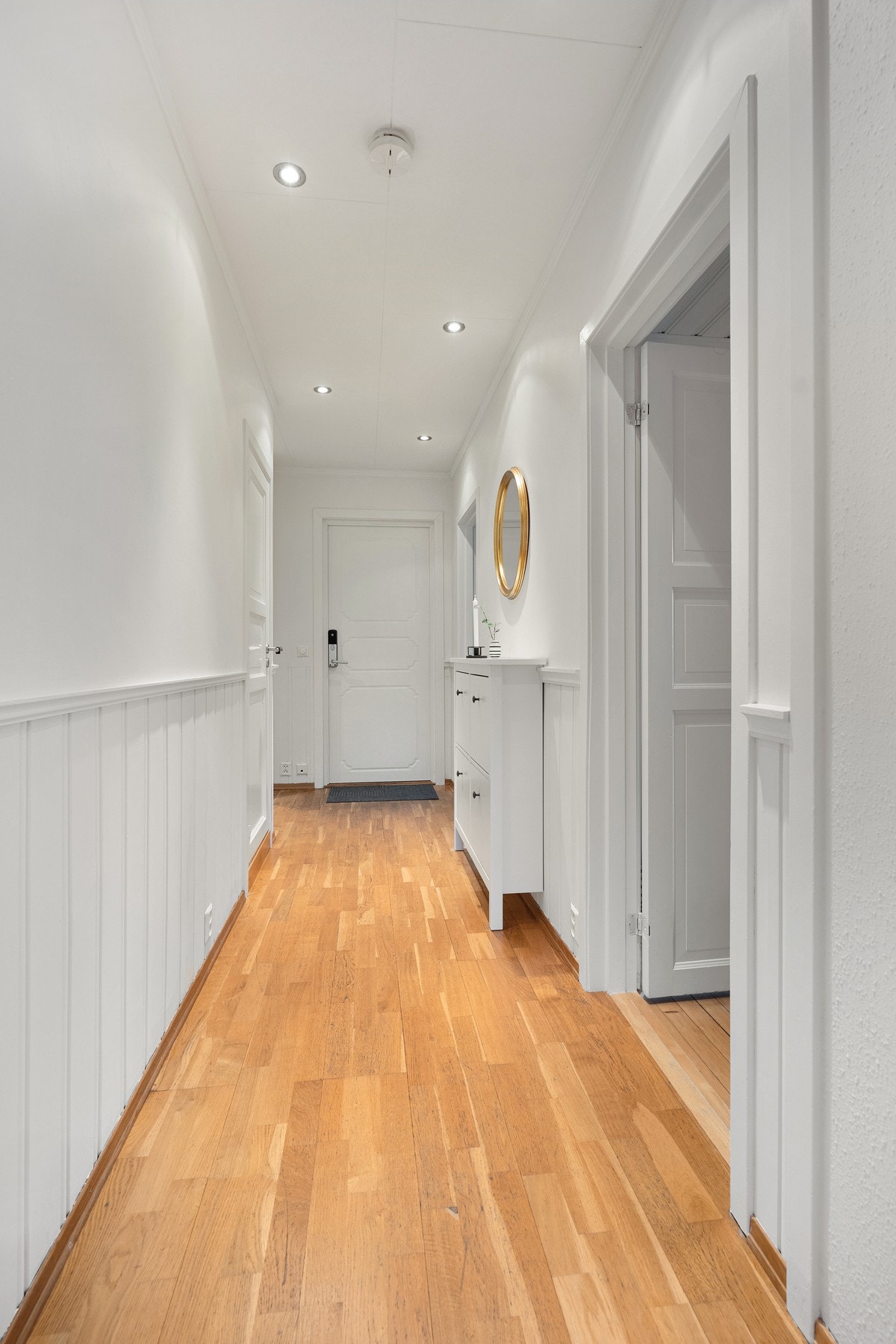 Entréen byr på flere muligheter for garderobeløsninger for ytterklær og sko. Galleribilde