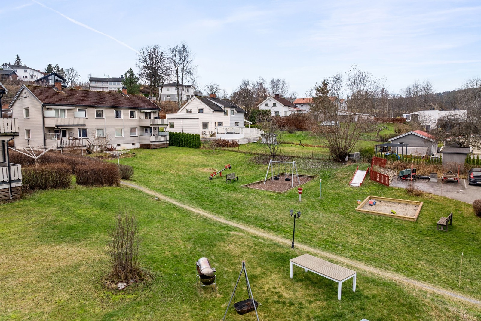 Kloppedalen ligger i et rolig og veletablert boligområde i Heggedal, et tettsted som kombinerer landlig atmosfære med nærhet til byens fasiliteter. Galleribilde