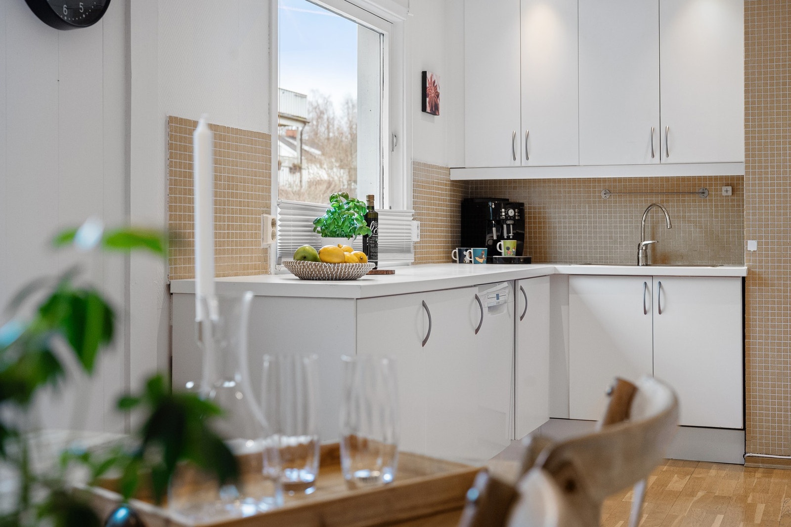 Lyst og funksjonelt kjøkken med rikelig benkeplass og god skapplass. Galleribilde