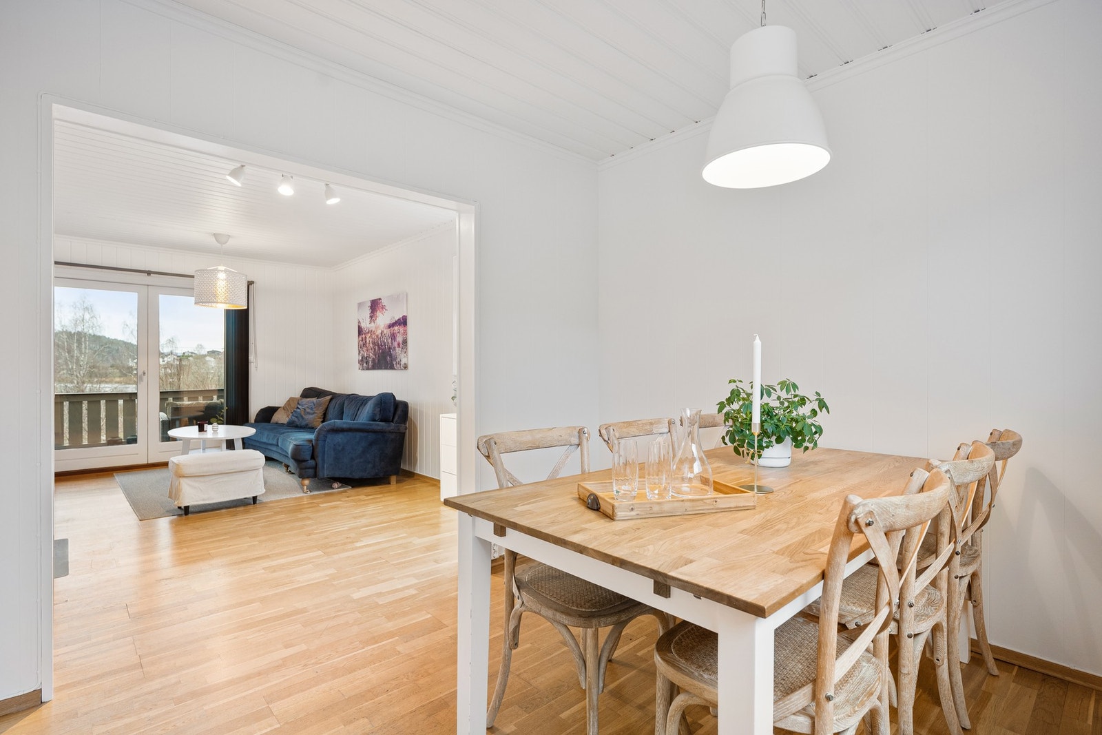 Spisestuen ligger i tilknytning til både stue og kjøkken, og får rikelig naturlig lys fra to sider. Galleribilde