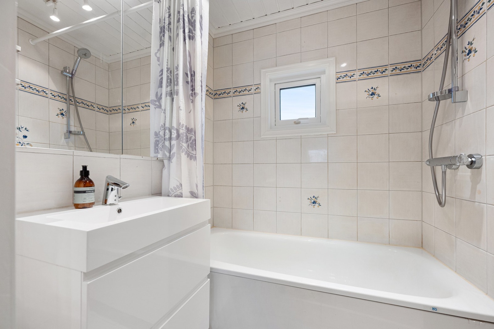 Badet er oppgradert med nytt blandebatteri til dusj i 2019 og ny servant i 2023. Galleribilde