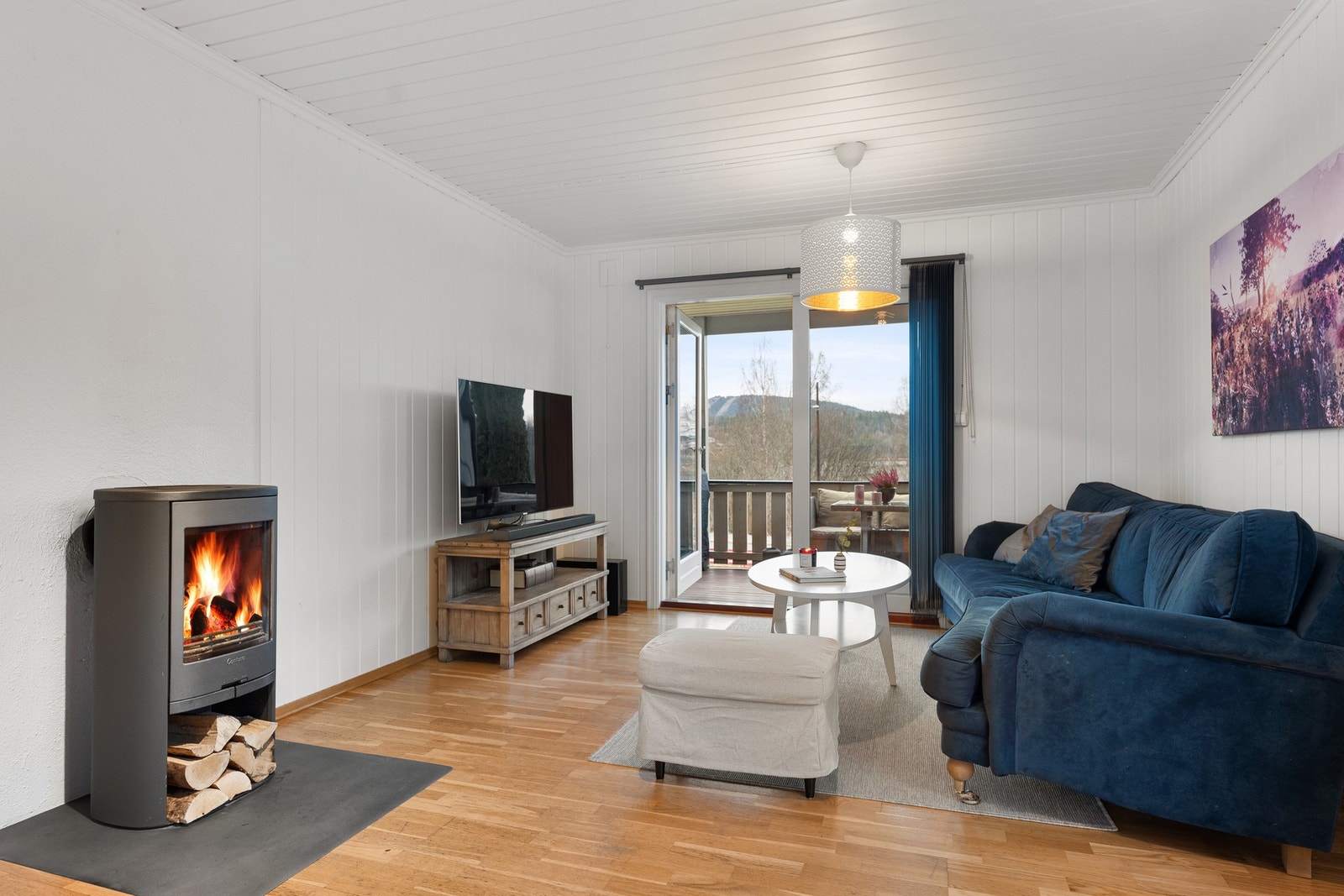 Lys og innbydende stue med store vindusflater og direkte adkomst til nordvendt balkong. Galleribilde