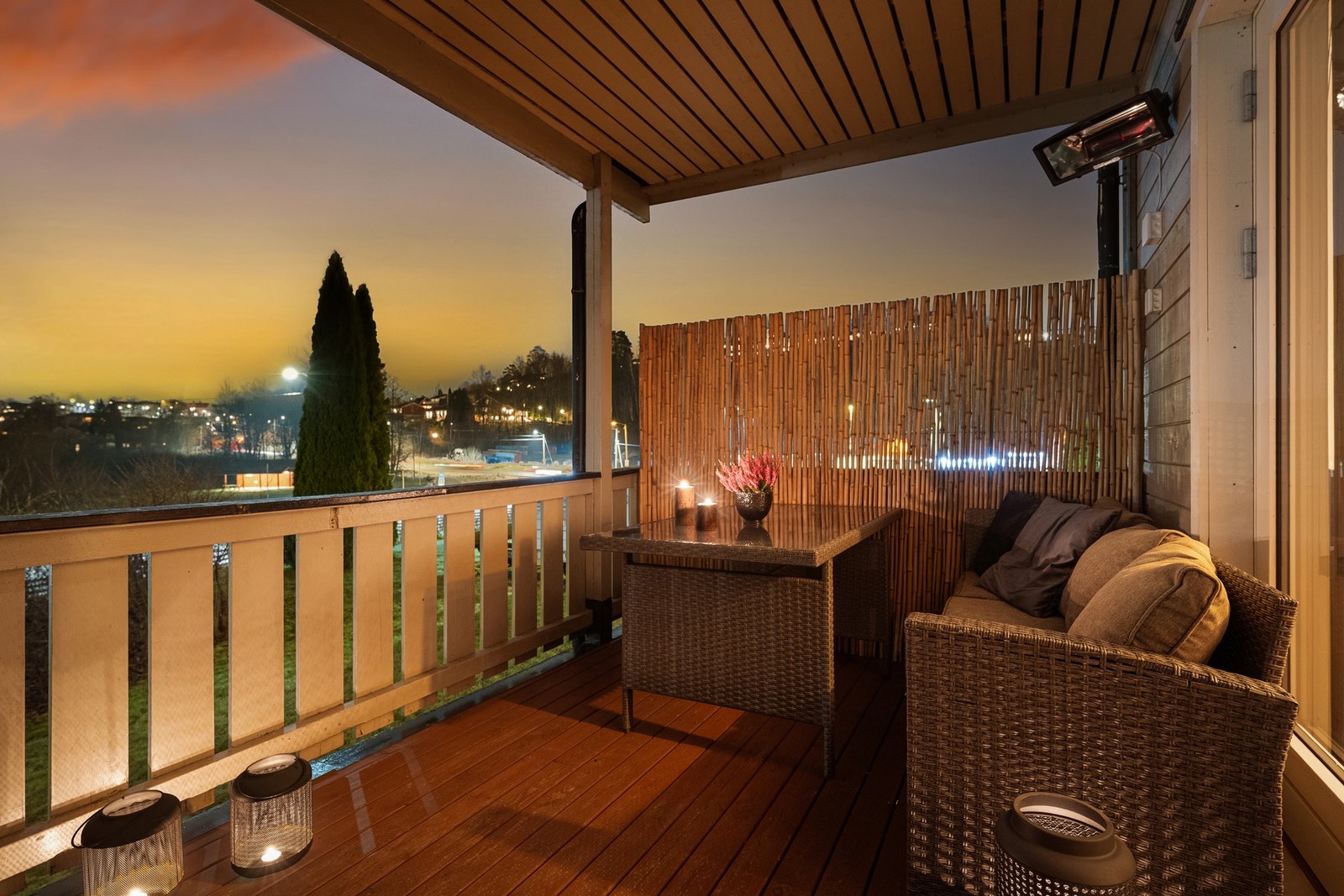 Nordvendt balkong på 9 kvm med god plass til utemøbler - perfekt for rolige stunder med utsikt mot felles hage. Galleribilde