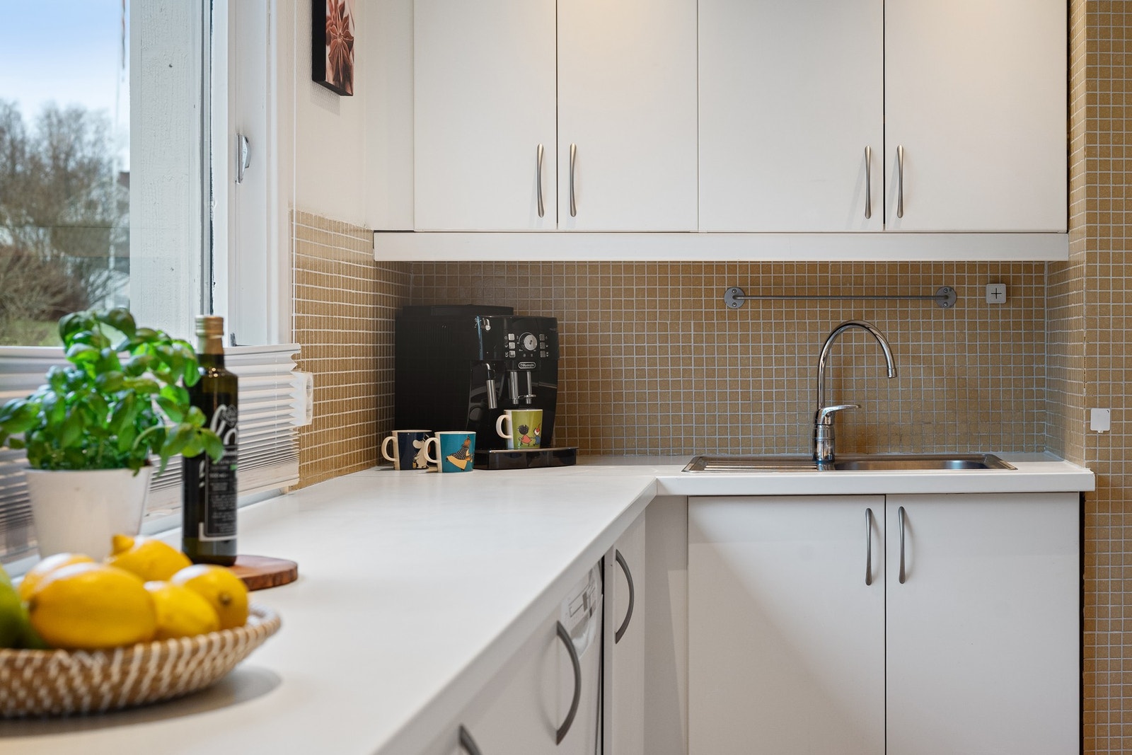 Her er det plass til det du trenger i hverdagen, og rommet er utstyrt med frittstående komfyr, oppvaskmaskin og kjøleskap med frysedel. Galleribilde