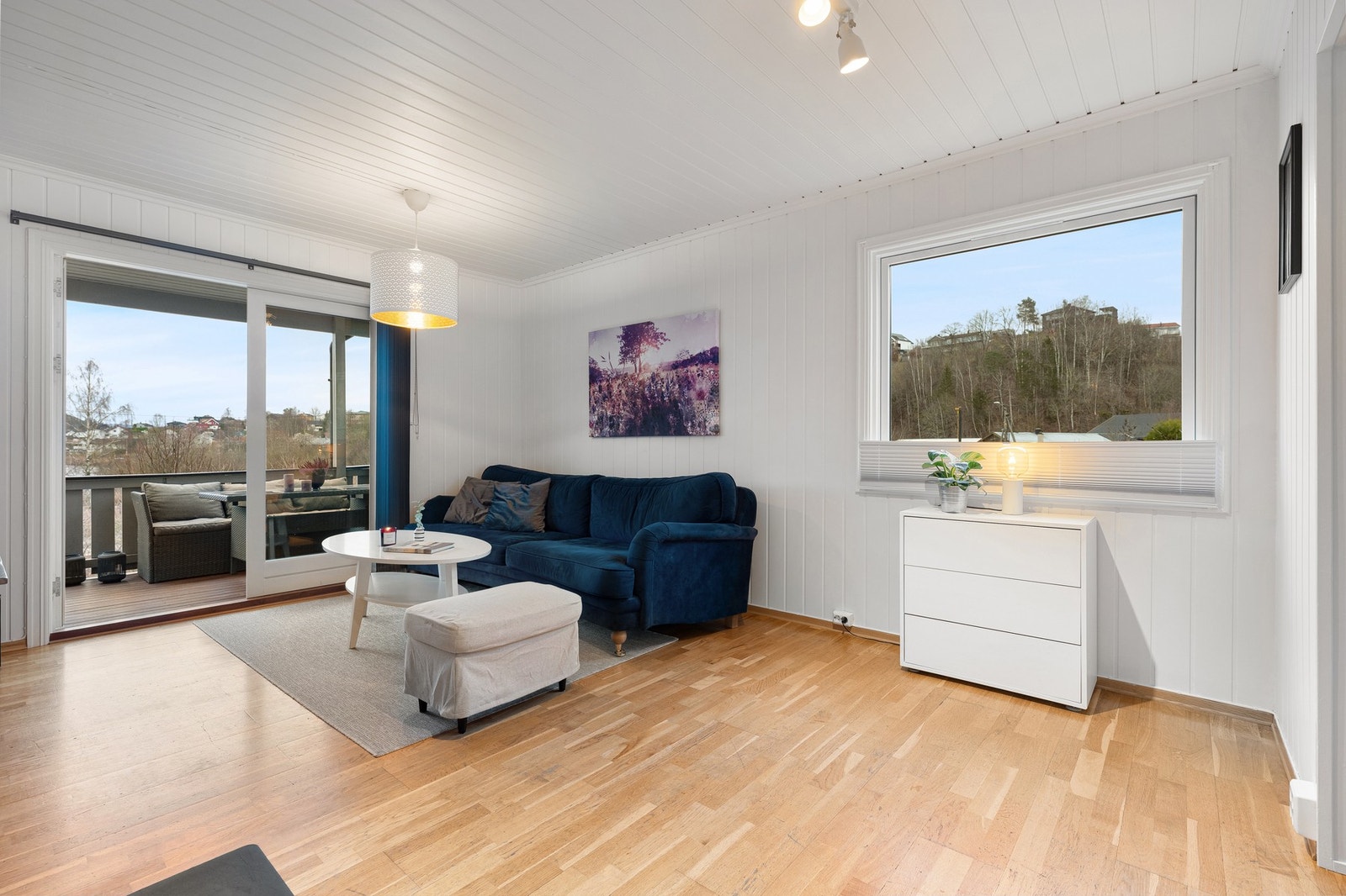 Fellesutgiftene for denne seksjonen utgjør kr. 4.833,- pr. måned og inkluderer vedlikeholdsfond, lån, TV/bredbånd, felles strøm. forsikring, vedlikehold, kommunale avgifter, administrasjonskostnader og vaktmestertjeneste. Galleribilde