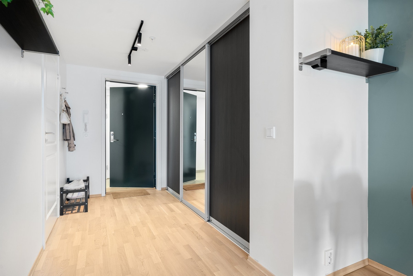 Gang med svært romslig skyvdørsgarderobe, hvor man kan gjemme bort alt av yttertøy. Galleribilde