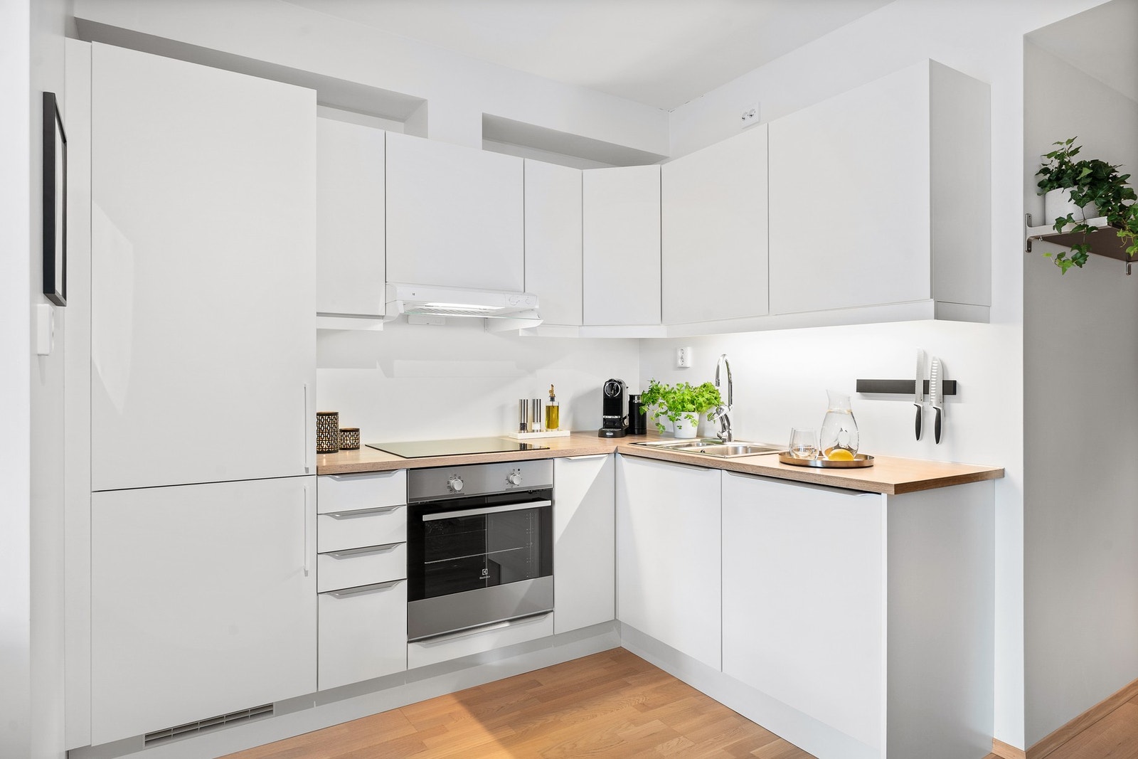 Flott og tidløs kjøkkeninnredning med slette fronter. Galleribilde