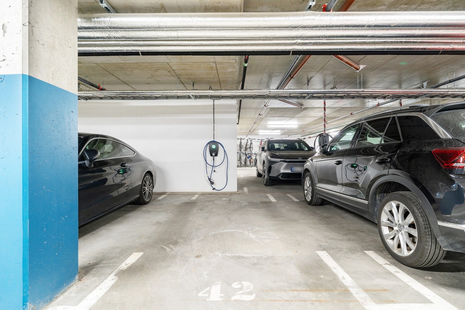 Parkering i felles p-kjeller med lader. Galleribilde