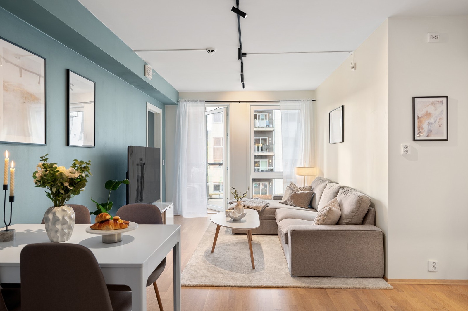 Velkommen inn. Leiligheten har gjennomgående god standard og planløsning. Galleribilde