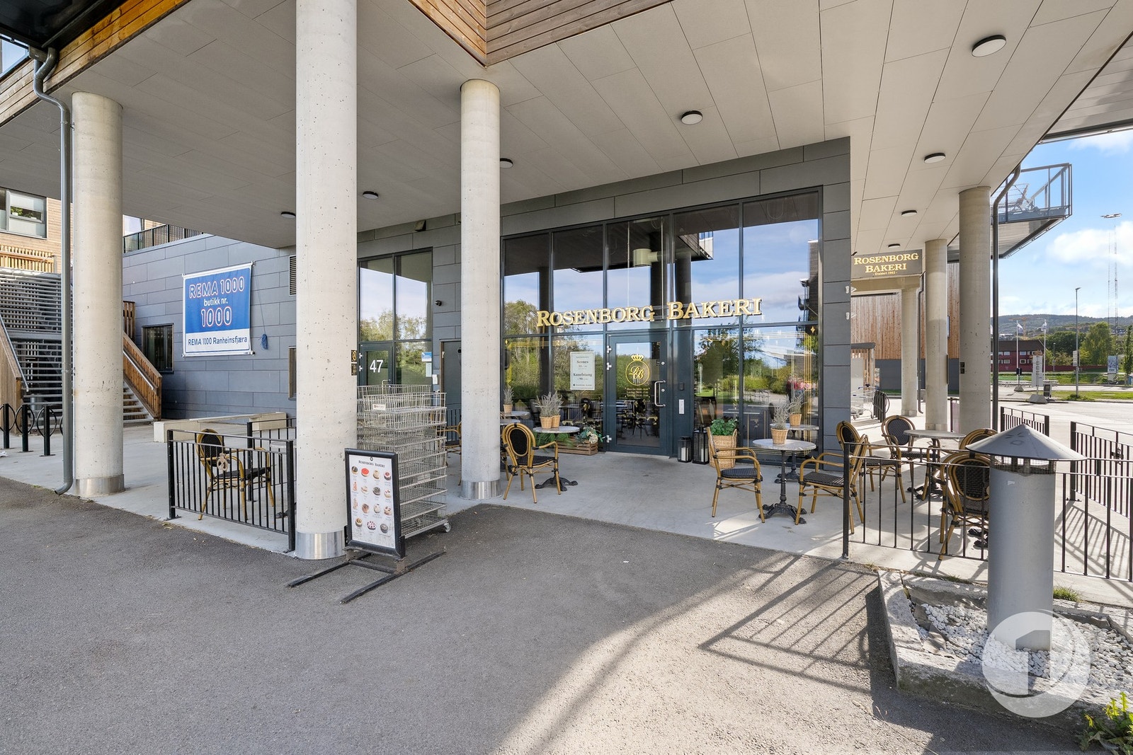 Innen få meters gange finner man både dagligvarebutikken REMA1000 og Rosenborg Bakeri. Galleribilde