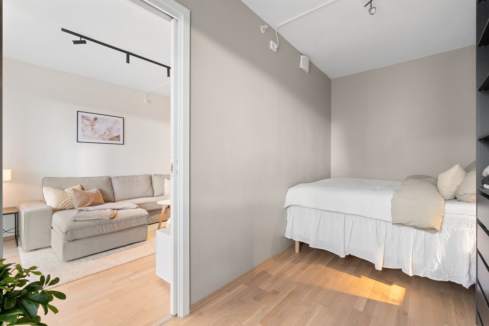 Fra stue har man tilkomst til soverom. Galleribilde