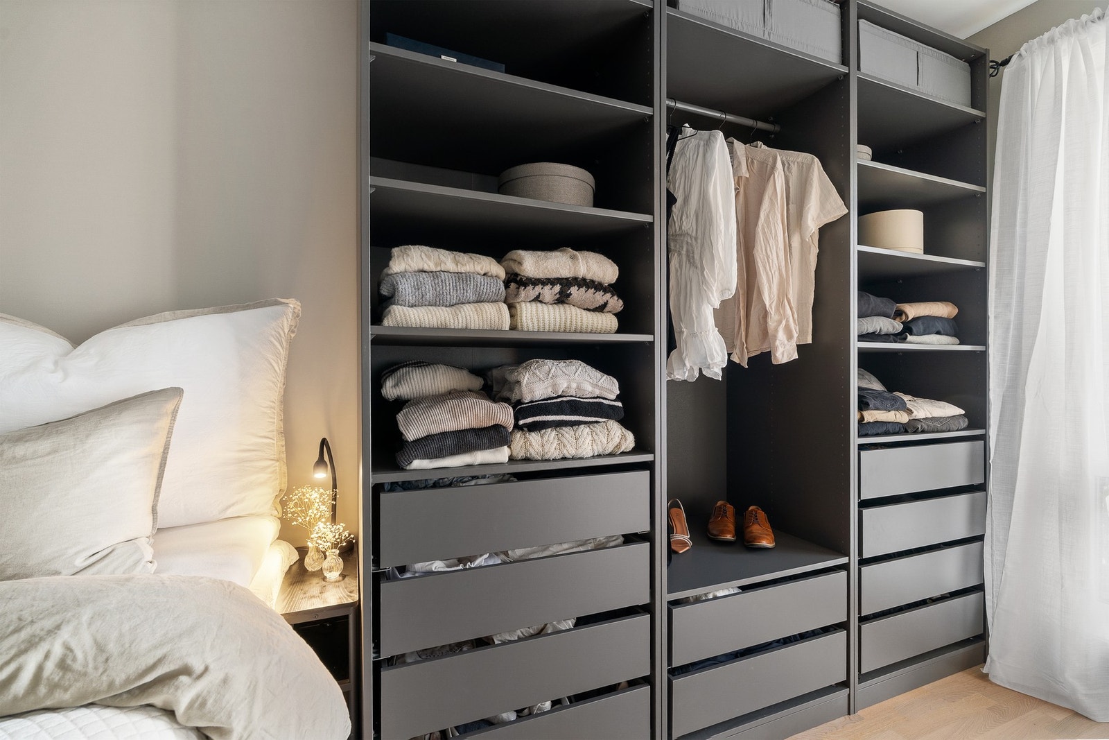 Det er innredet med en romslig garderobeløsning. Galleribilde