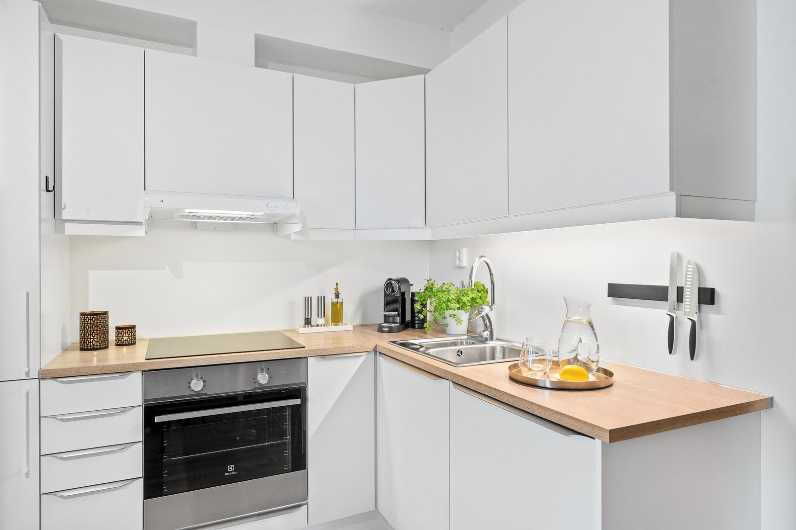 Kjøkkenet er utstyrt med integrert platetopp, stekeovn, oppvaskmaskin og kjøle-/fryseskap. Galleribilde