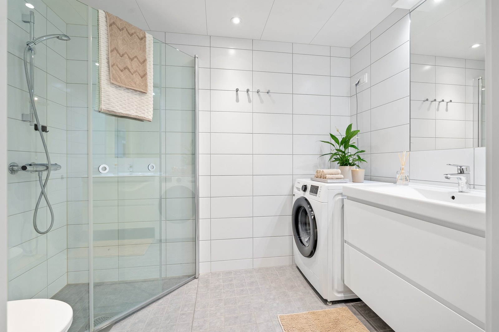 Helfliset bad med varme i gulv og downlights i himling. Galleribilde