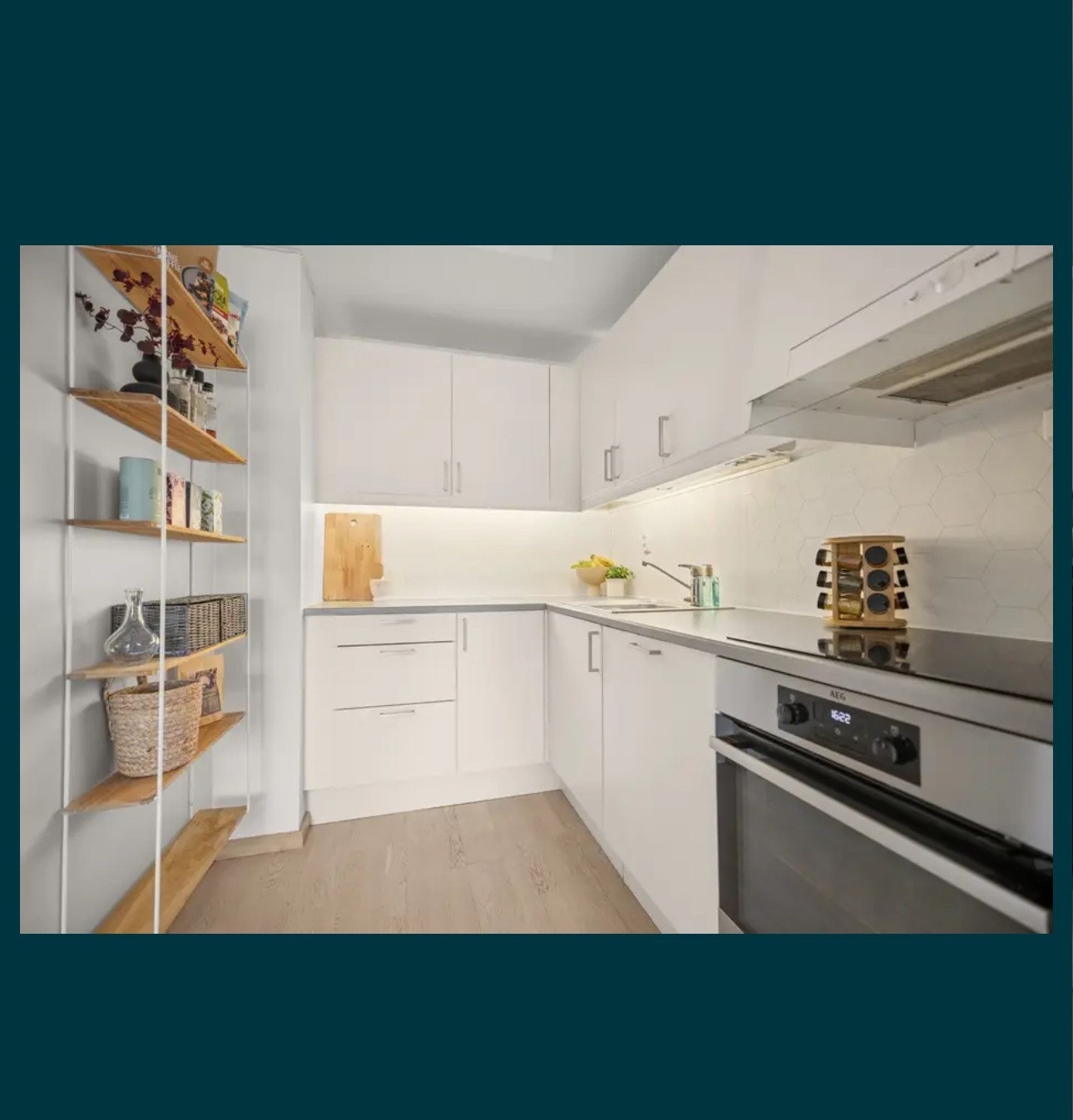 Kjøkkenet er utstyrt med oppvaskmaskin, ovn,komfyr og kjøl/frys Galleribilde