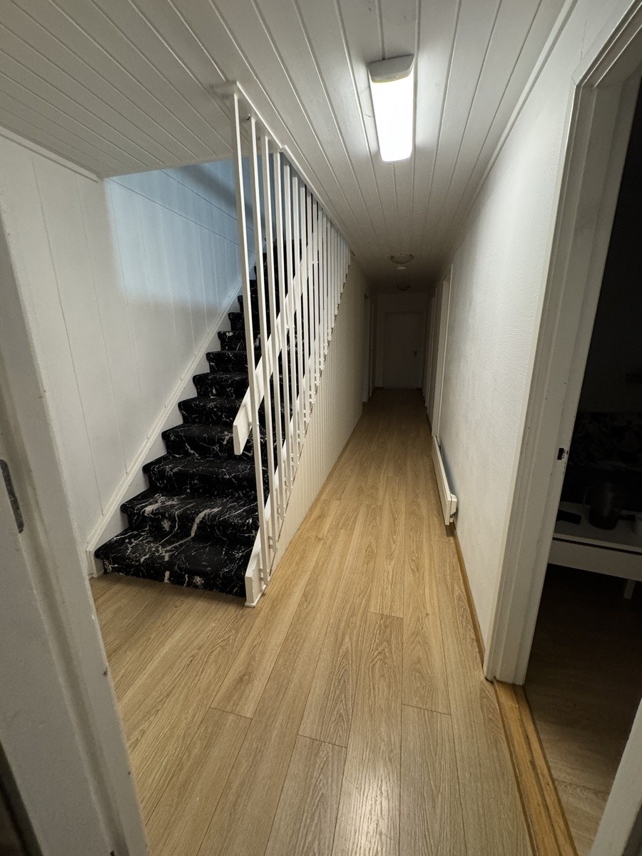 Gang med trapp til 2. etg. Galleribilde