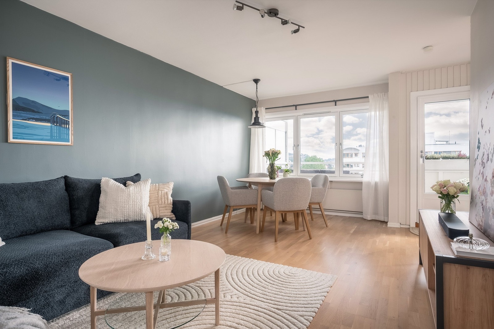 Romslig stue med rom for møblering av både stue og mediemøbel. Galleribilde