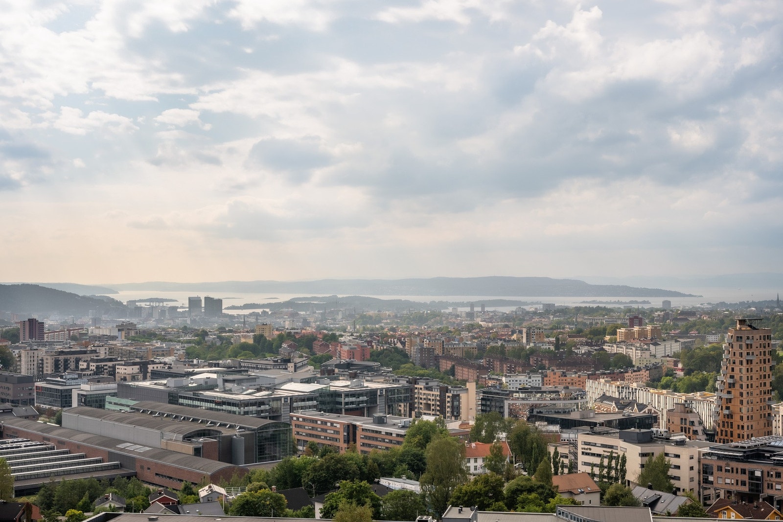 En lys og luftig 2-roms med balkong og spektakulær utsikt over Oslo. Galleribilde