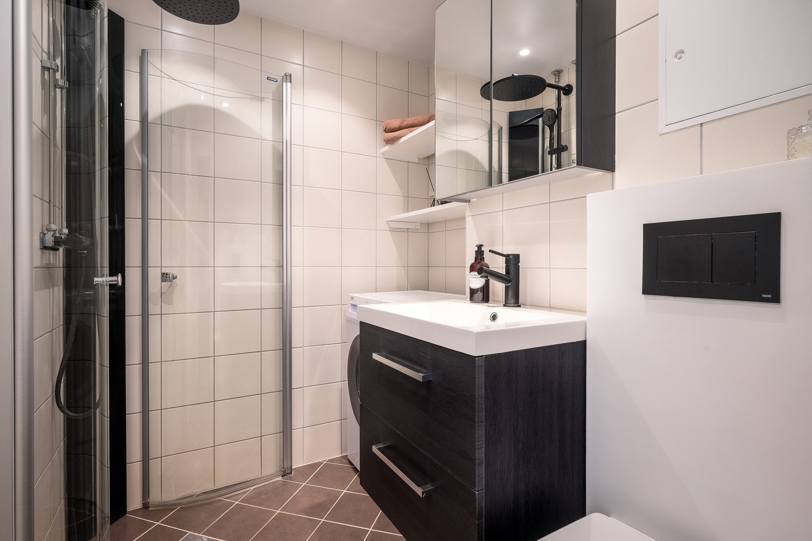 Pent flislagt baderom fra 2012, pusset opp i regi av borettslaget. Galleribilde