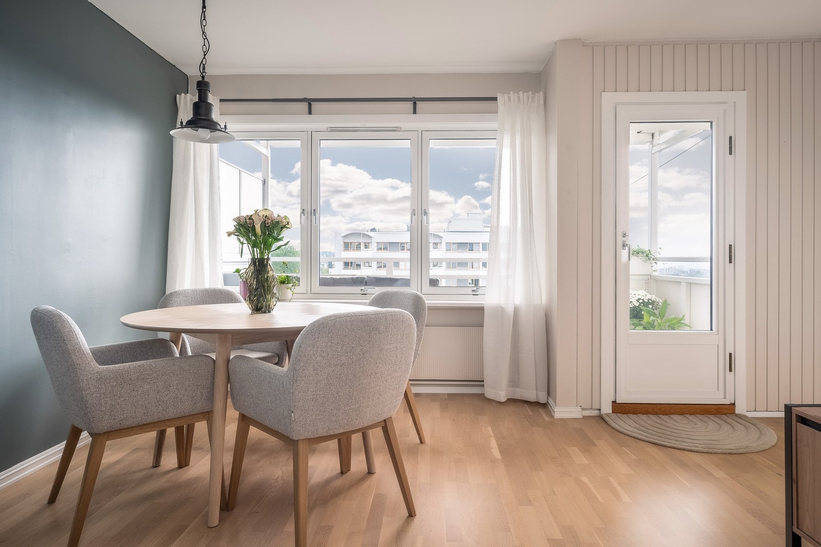 Flere store vindusflater gir godt med naturlig lys. Galleribilde