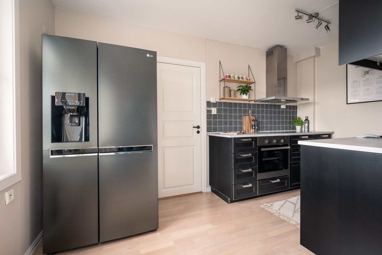 Videre fra stuen kommer du inn på kjøkkenet, nytt i 2021. Galleribilde