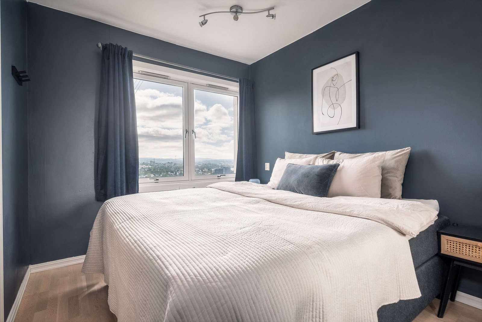 Soverommet er malt i en dyp behagelig blåfarge. Galleribilde