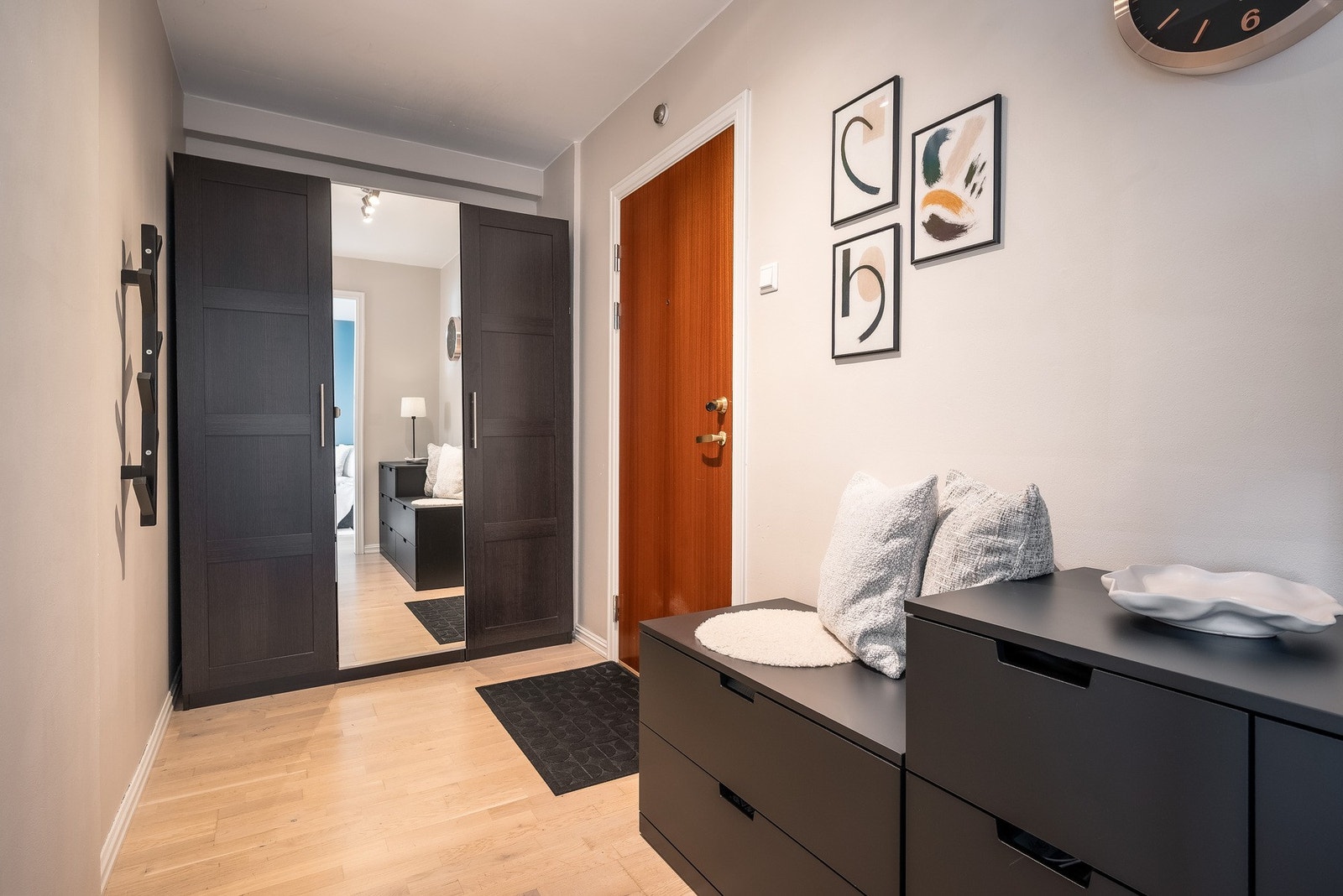 Entreén er av god størrelse, med plass til garderobeskap og ytterligere oppbevaring. Galleribilde