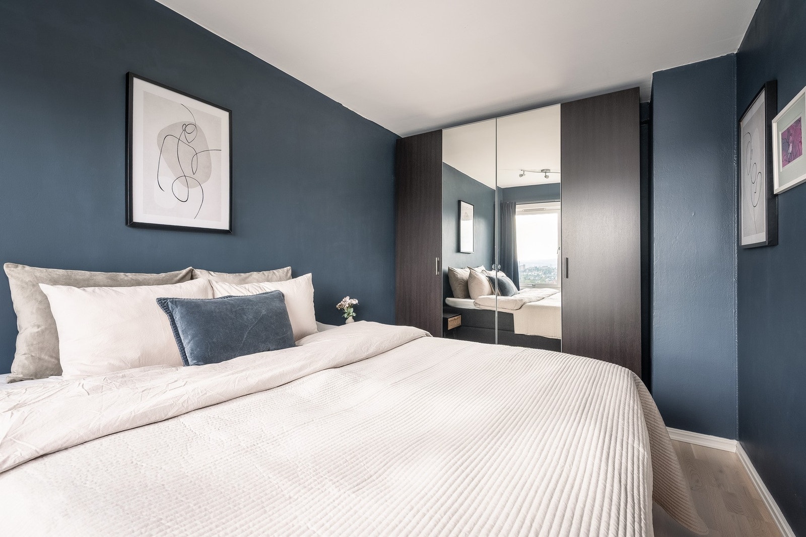 Soverom med god plass til dobbeltseng, nattbord og garderobeskap. Galleribilde