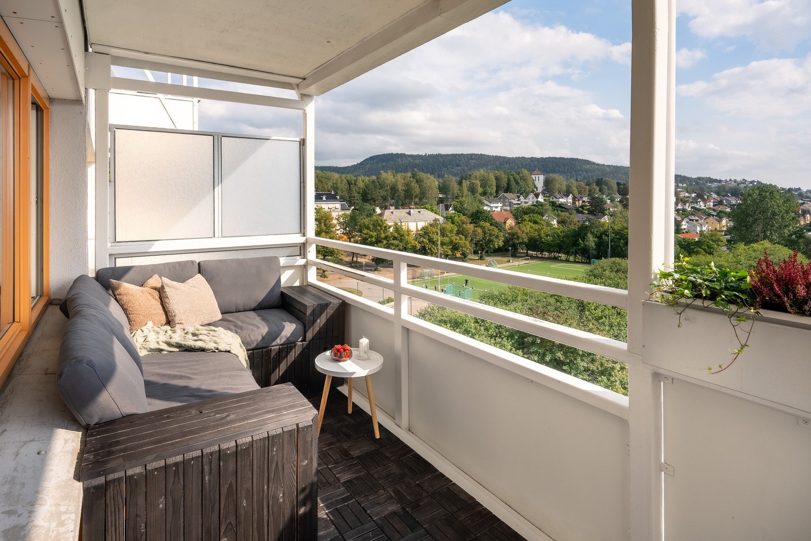 På balkongen er det møbelsnekret sitteplasser. Galleribilde