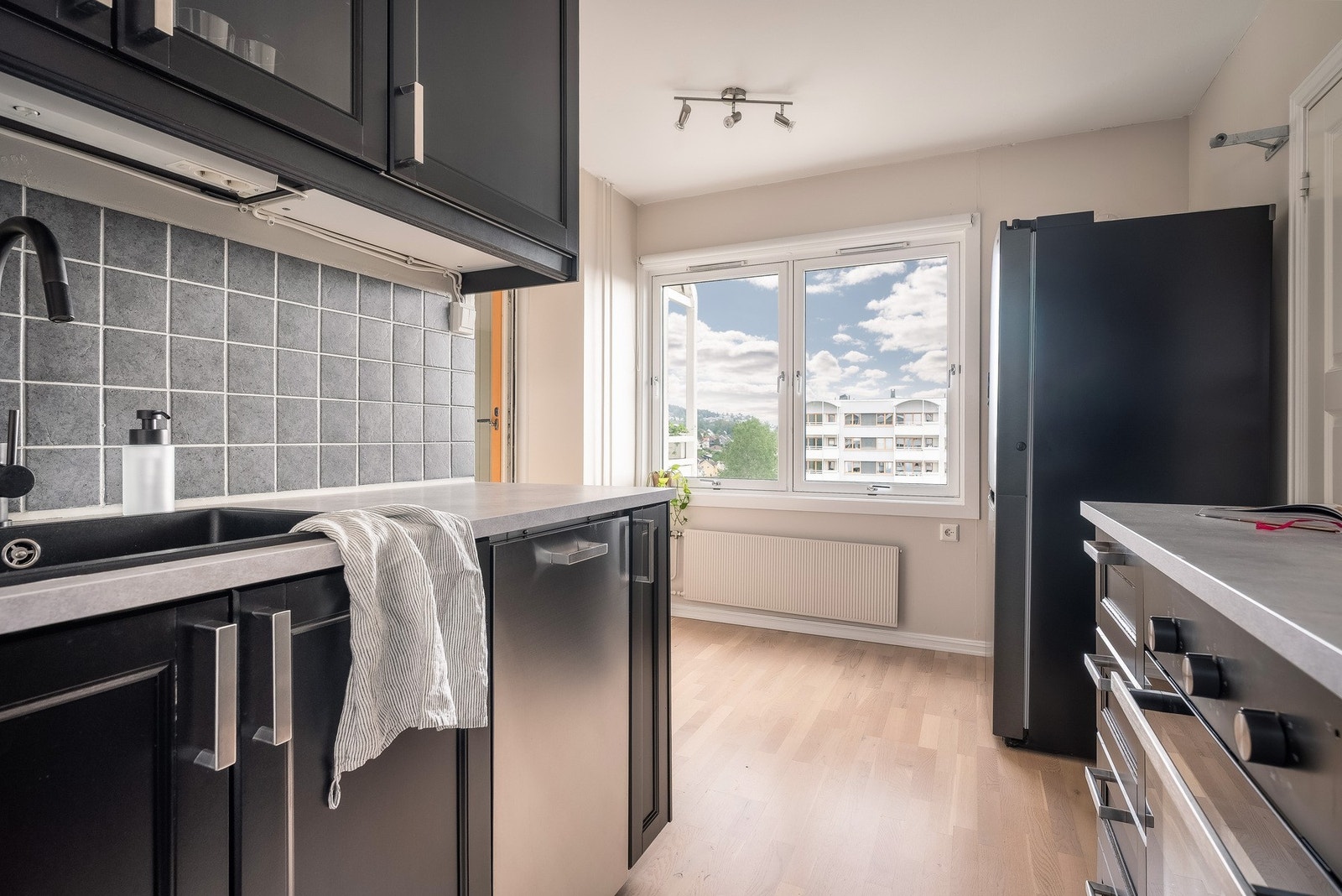 Alle hvitevarer på kjøkkenet medfølger ved salg. Stekeovnen er blant annet fra 2025. Galleribilde