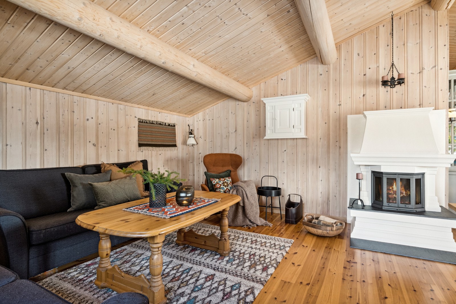 Stua er et herlig oppholdsrom med plass til en koselig sofakrok med tilhørende tv-møblement. Galleribilde