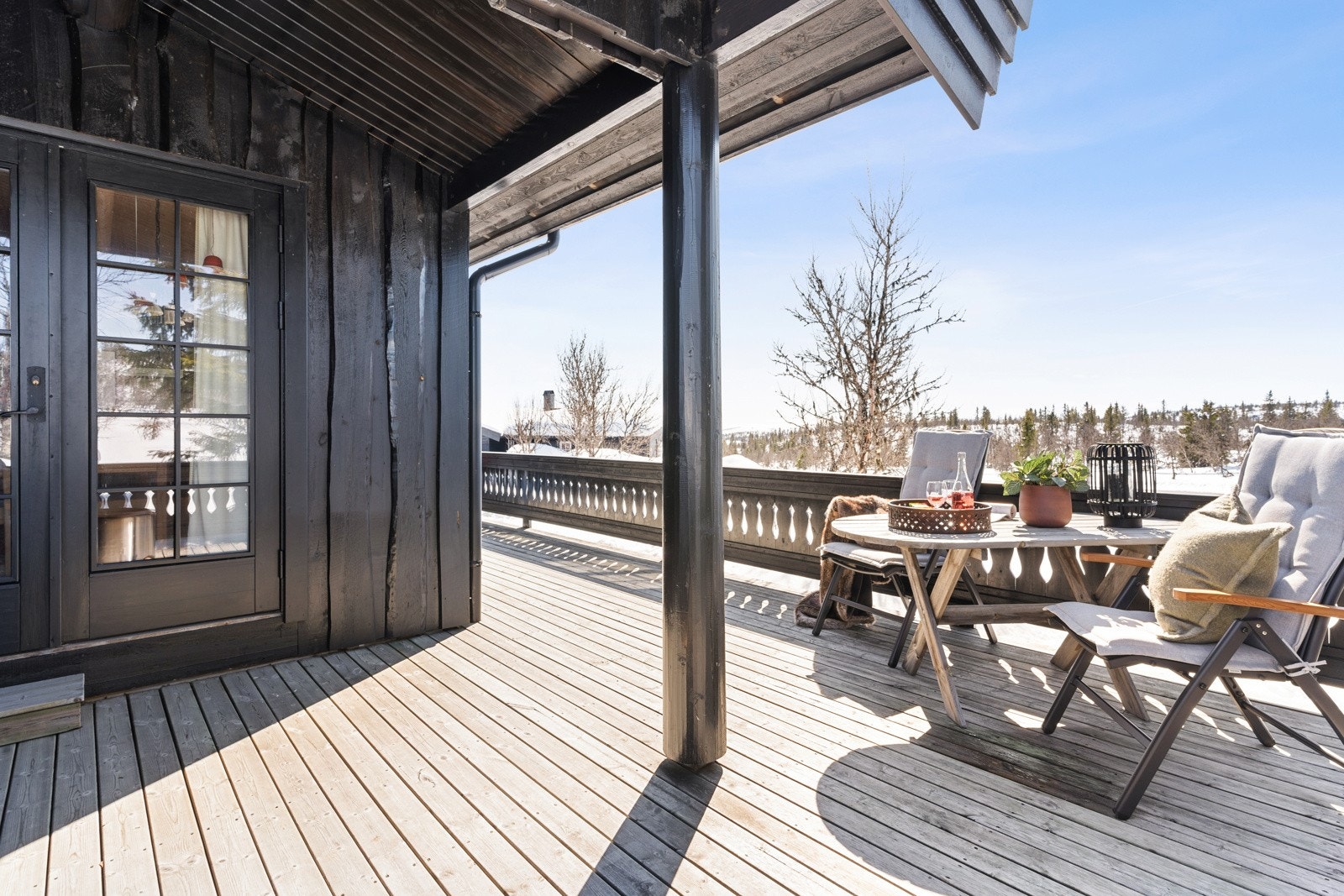 På tomten er den fine naturen ivaretatt, og med en terrasse som strekker seg rundt store deler av hytta, har du alltid en solfylt og lun uteplass tilgjengelig. Galleribilde