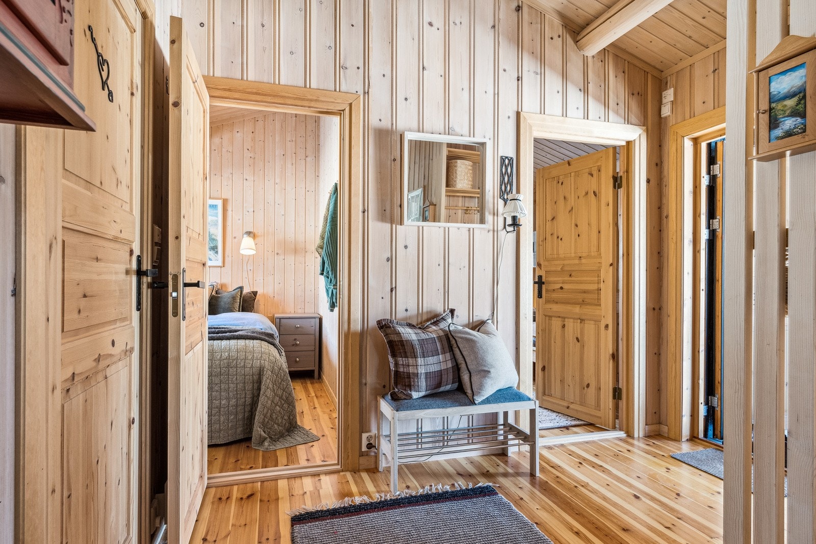 Du blir ønsket velkommen inn i en lys og romslig entré, hvor det er god plass til oppbevare ytterklær og sko. Fra entreen har du tilgang til samtlige rom i hytta. Galleribilde