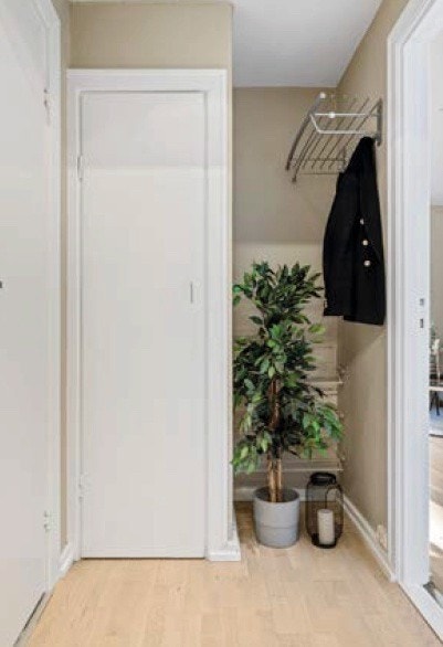 Entre med garderobeskap. Galleribilde