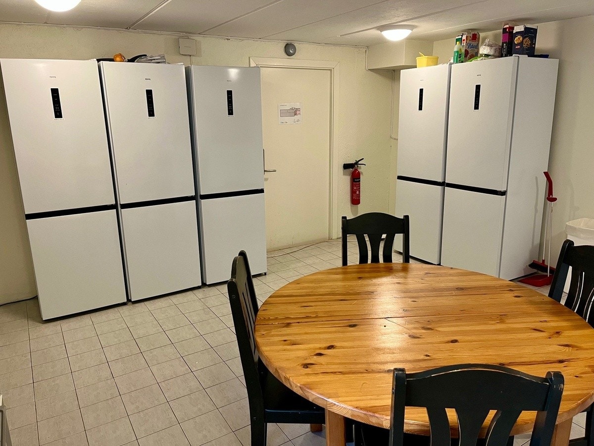 Man deler kjøleskap og fryser med en annen beboer Galleribilde